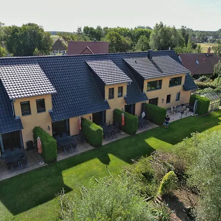 Im Reihenhaus Petermann 4 * Neuhof (Rugen)