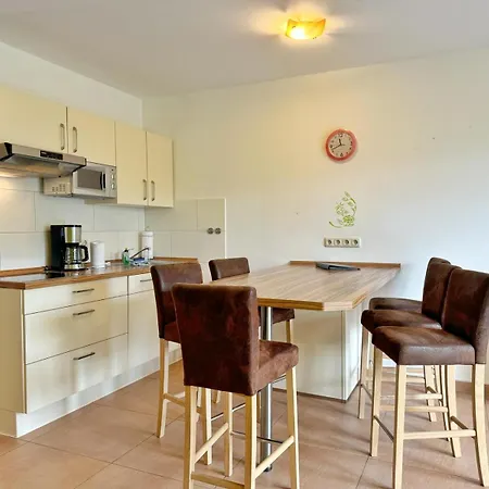 Im Reihenhaus Petermann 4 *